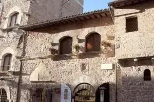 Loggia dei Maestri Comacini, Assisi
