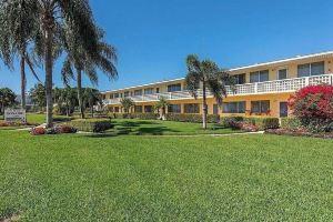 Downtown Old 2 Bed - One block from 3rd Street & 4 blocks to the Beach Hotel, Naples