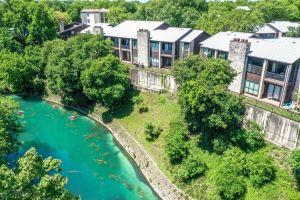 River Access and Scenic Patio - Stunning Family Retreat Hotel, New Braunfels