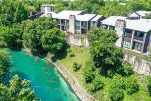 Private River Access and Pool - Stylish Riverfront Retreat Hotel, New Braunfels