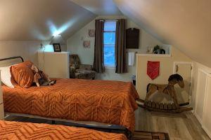 2-bedroom Carriage House in downtown - AC high speed Wi-Fi & parking, Topeka