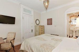 Tasteful Historic Victorian Retreat in DuPont Circle - Charming Cozy Suite Apartments, Washington