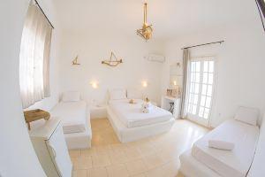 Villa Garden, Fira