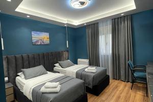Peaky Hotel, Durres