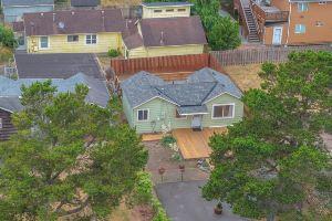 Cozy Cottage with Deck and Fireplace - Charming Coastal Escape, Seaside