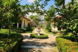 Beautiful Bungalow with Shared Outdoor Pool and 2km from the Beach Cottage, Cha-Am