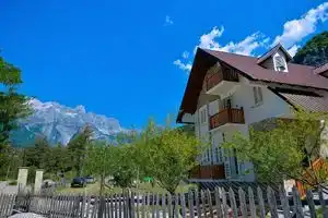 Bujtina Tinari, Bajraku i Thethit