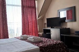 M-Otel, Adler