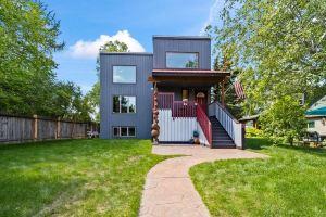 Mountain Vista Penthouse Huge 2BR w/views+jet tub, Anchorage