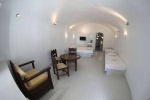Wondrous Rooms, Fira