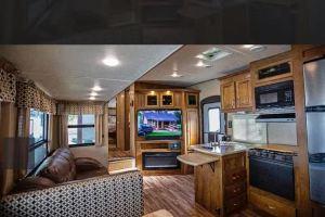 Charming 2-bedroom RV with AC, WiFi in vibrant, choose resort location, Waco