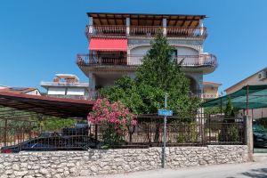 Apartments Villa Mirella 20 m from the Sea - Free Parking, Trogir