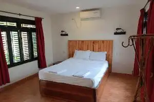 Tharu Lodge, Sauraha