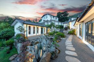 Distant Mountain Hues·Long Moon Waves·Garden Harmony Villa, Lijiang