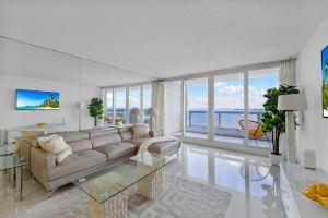 Bay Overlooking Condo with Balcony Apart-hotel, Miami