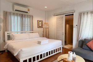 Private Garden house, Banrublom beach +Free wifi (Pool villa), Rayong City