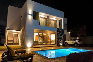 Tropical Haven “Where Comfort Meets Elegance Hotel, Balaclava