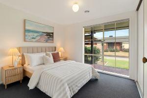 Family Oasis near Watergardens + Parking Hotel, Melbourne