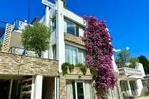 Angel Apartments, Bar