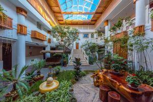 Lijiang Phoenix Health Resort Hotel (Shuhe Ancient Town Branch), Lijiang