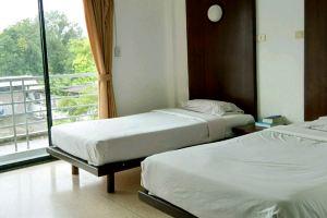 Extra Hotel, Takua Pa