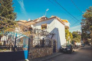 Bujtina Leon's Apartments, Corce