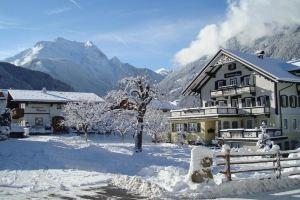 Ferienwohnungen Kröll - Appartements Viktoria Und Landhaus Maria Apartments, Mayrhofen