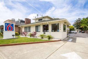 Howard Johnson Express Hotel, Monterey