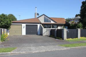 Toodle's A Poolside Retreat Just 10ks from the Mount Hotel, Tauranga