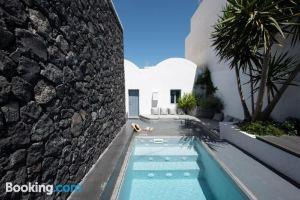 Onirondas Villas, Fira