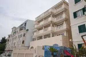 Petra's Beachfront Penthouse, Sveti Stefan