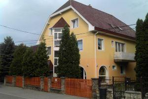 Yellow Apartment House, Balatonfured