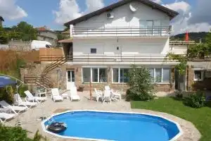 Nedyalkovi Guest House, Saints Constantine and Helena