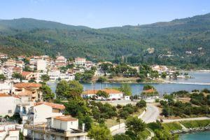 Family-friendly, 2-bedroom Apartment in With Balcony and sea Views-500m to the Beach!, Neos Marmaras