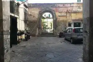 Civico 30, Naples