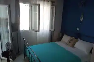 Family Vacation in front of the Sea, Toroni