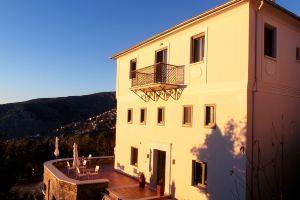 The Lotus Tree Hotel, Portaria