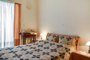 Villa with 4 Bedrooms in, with Wonderful Sea View, Enclosed G, Karistos