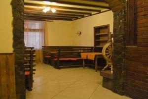 Lion Hotel, Yasinya