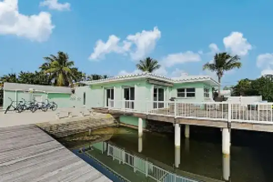 Sun-Soaked Canal-Front W/ Private Dock & Pool 3 Bedroom Home, Marathon