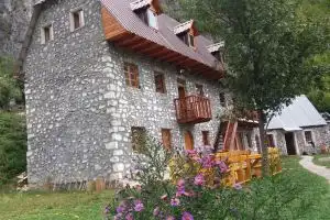 Bujtina Berishta Hotel, Bajraku i Thethit