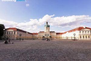 Kvh l Rockchair Apartments l Cozy Family & Business Flair Boxspringbed Kitchen Welcomes You!, Berlin