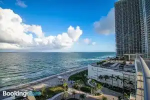 Lyfe 4111 S Ocean dr Hotel, Hollywood