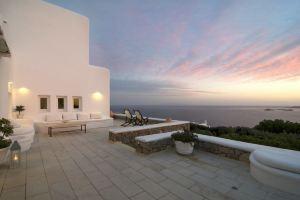 Blue Hotel, Psarou