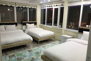 Golden Suit Hotel, Van