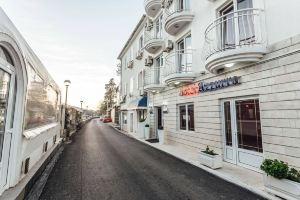 Hotel Azzurro, Baosici