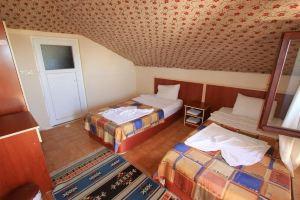 Sempati Motel, Side