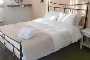 Karavos Hotel, Portaria