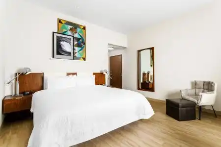 Hampton Inn & Suites by Hilton - 7