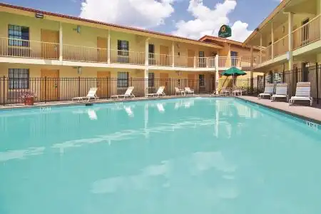 Howard Johnson by Wyndham Columbus Fort Moore - 3